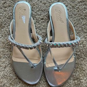 Badgley Mischka NWOT Jewel Collection Silver Sandals with Crystals Size 8.5